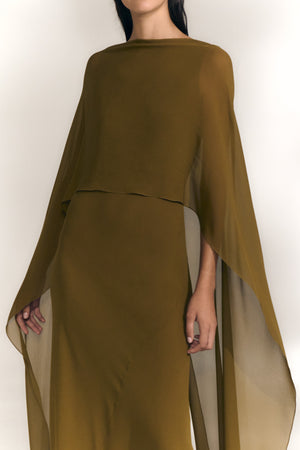 Galea, vestido con capa de seda verde musgo