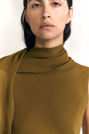 Galea, vestido con capa de seda verde musgo