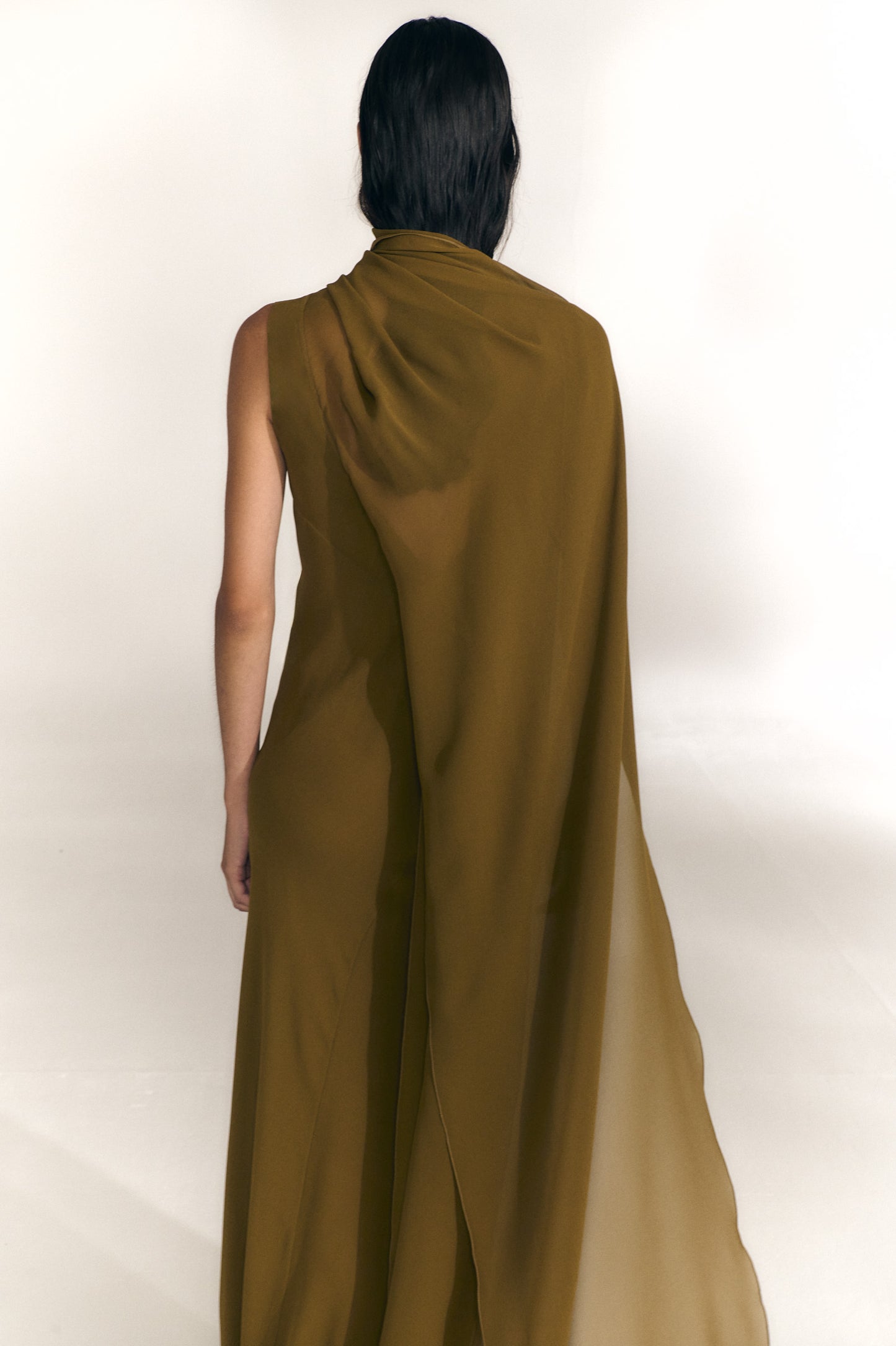 Galea, vestido con capa de seda verde musgo
