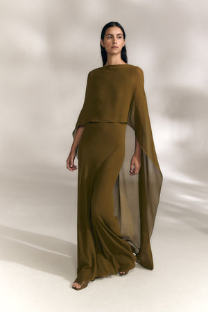 Galea, vestido con capa de seda verde musgo