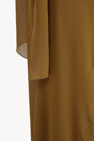 Galea, vestido con capa de seda verde musgo