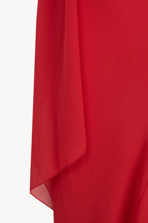 Galea, vestido con capa de seda rojo hibisco