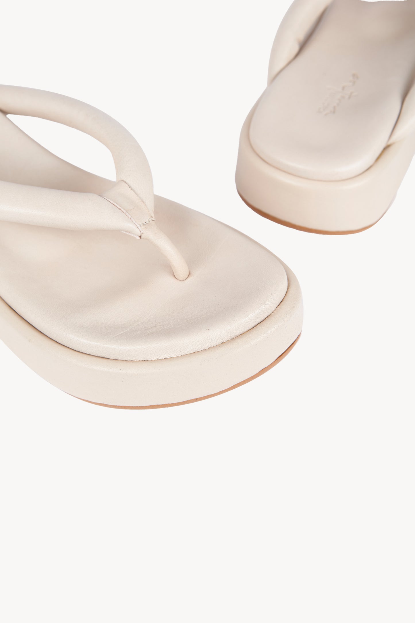 Geisha, sandalia plana en crudo