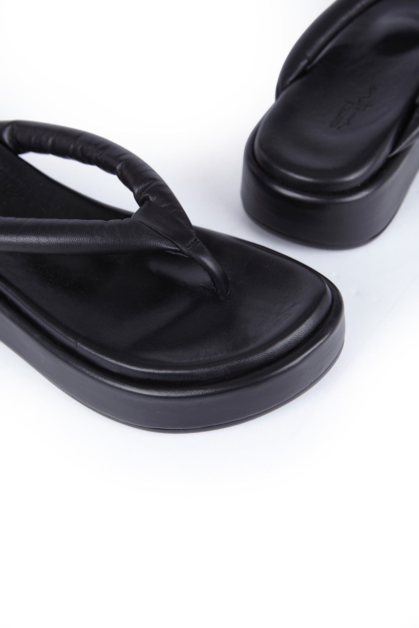 Geisha, sandalia plana en negro