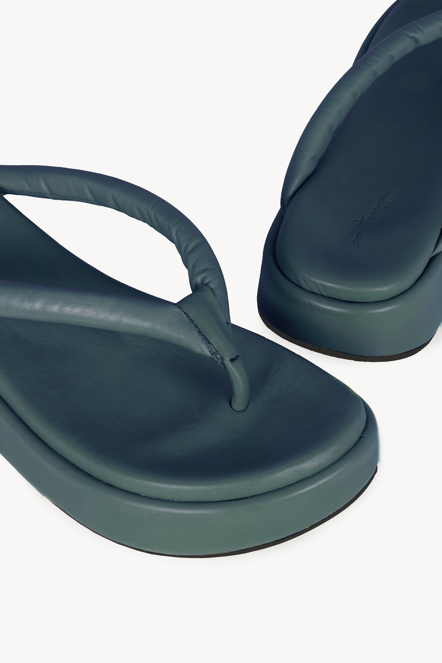 Geisha, sandalia plana en verde océano