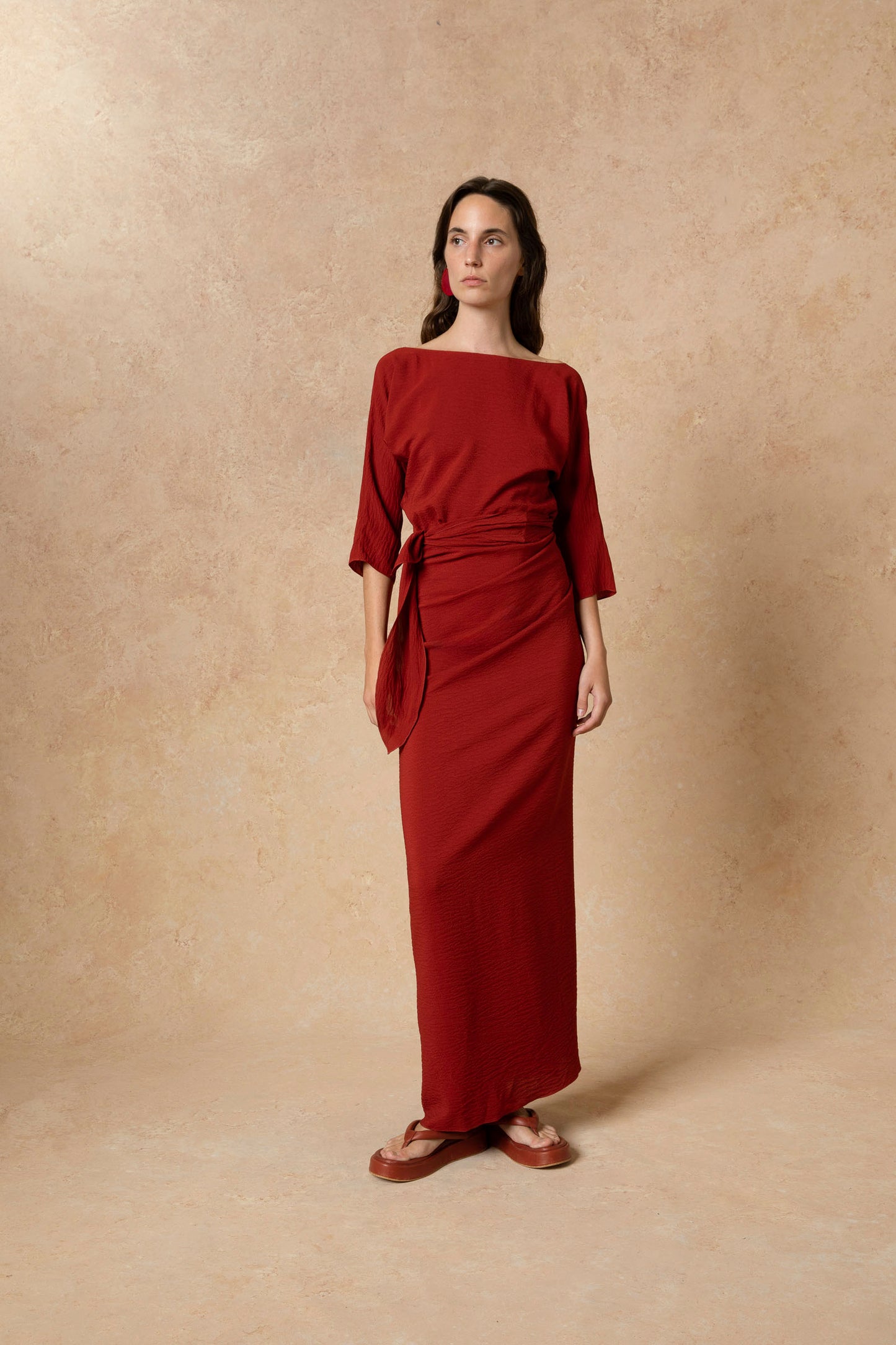 Genara, vestido en seda rojo carmin