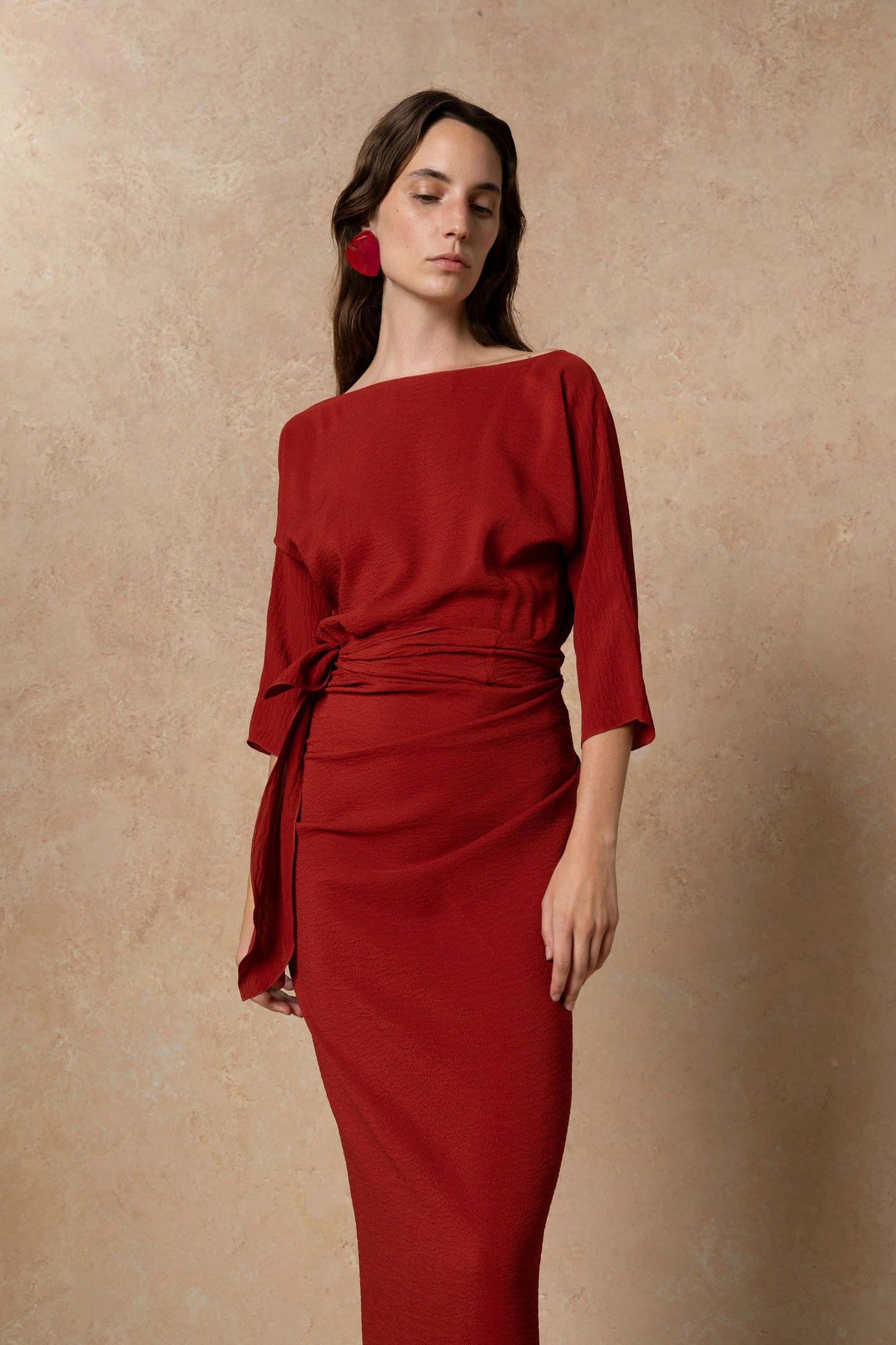 Genara, vestido en seda rojo carmin