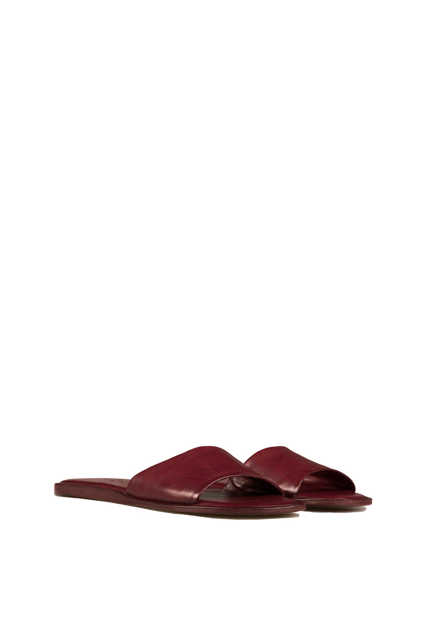 Heidi, flip flops in dark red