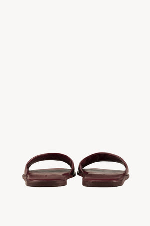 Heidi, flip flops en rojo oscuro