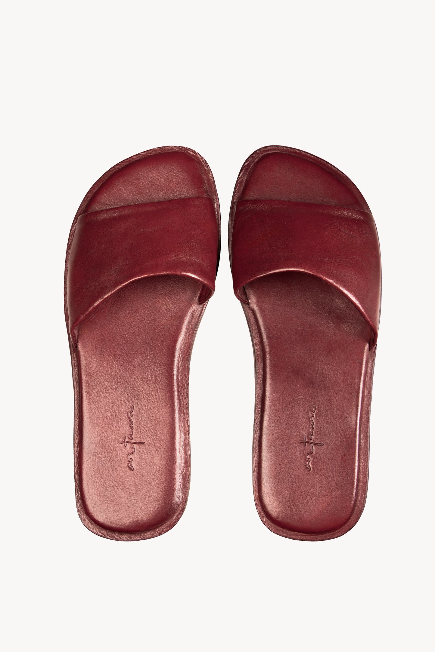 Heidi, flip flops en rojo oscuro