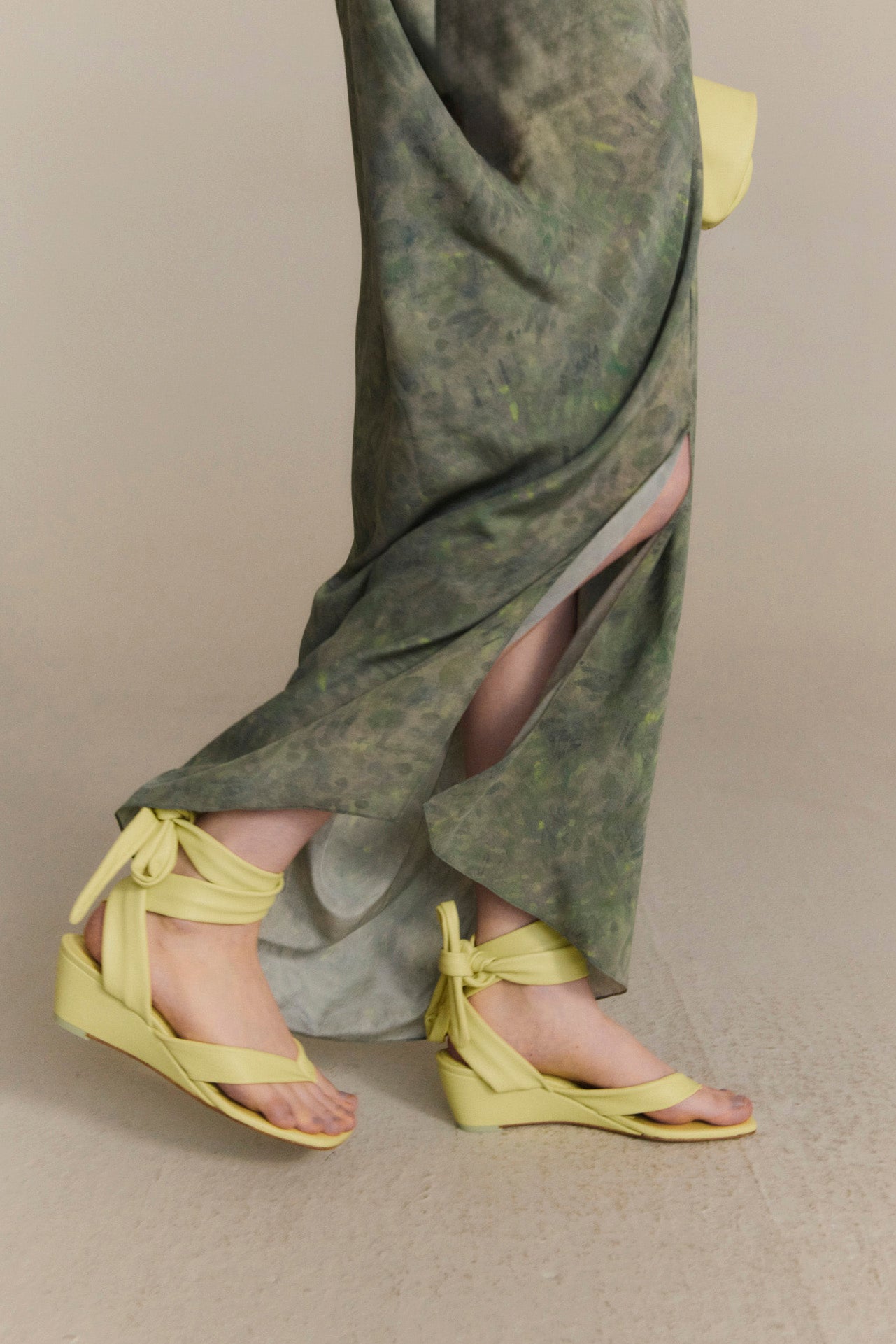 Ilia, sandalia con tiras al tobillo lima