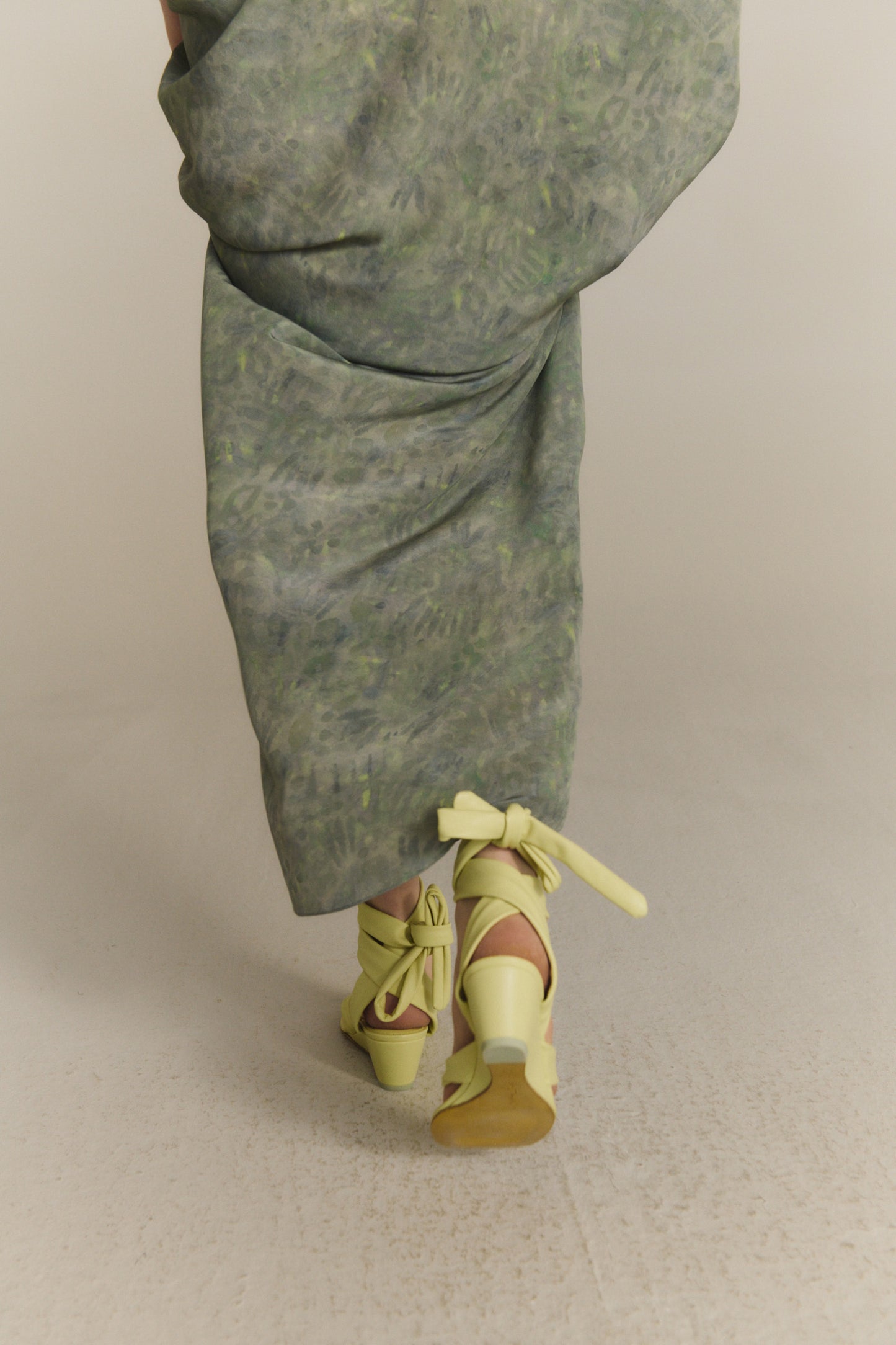 Ilia, sandalia con tiras al tobillo lima