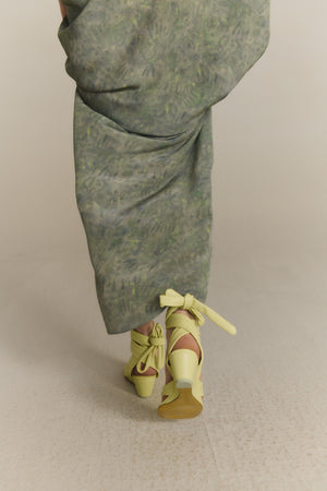 Ilia, sandalia con tiras al tobillo lima