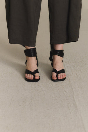 Ilia, sandalia con tiras al tobillo marron oscuro