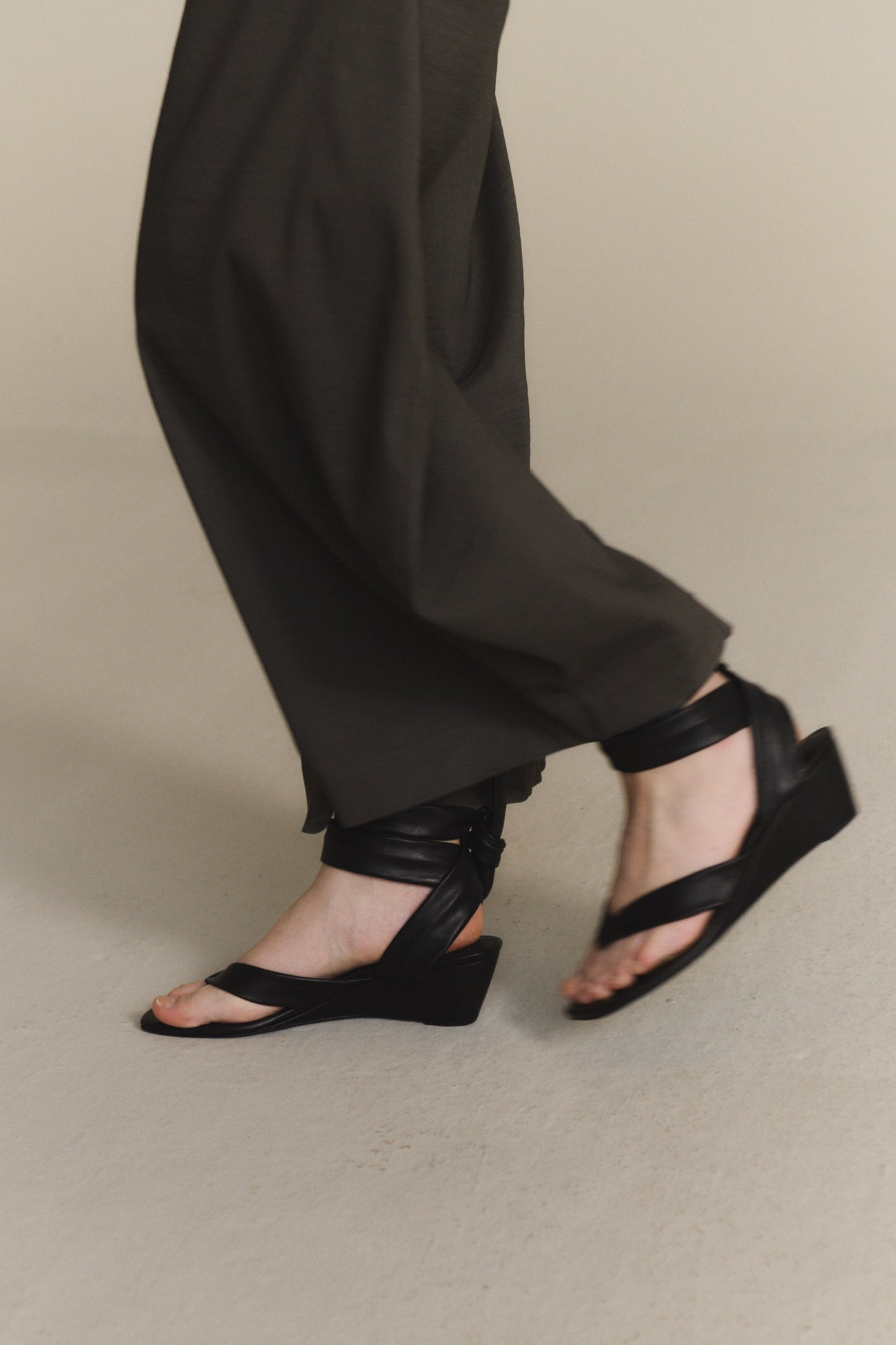 Ilia, sandalia con tiras al tobillo marron oscuro