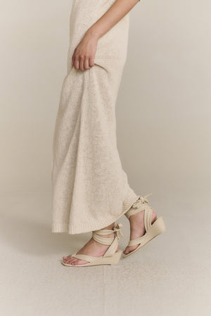 Ilia, sandalia con tiras al tobillo crudo