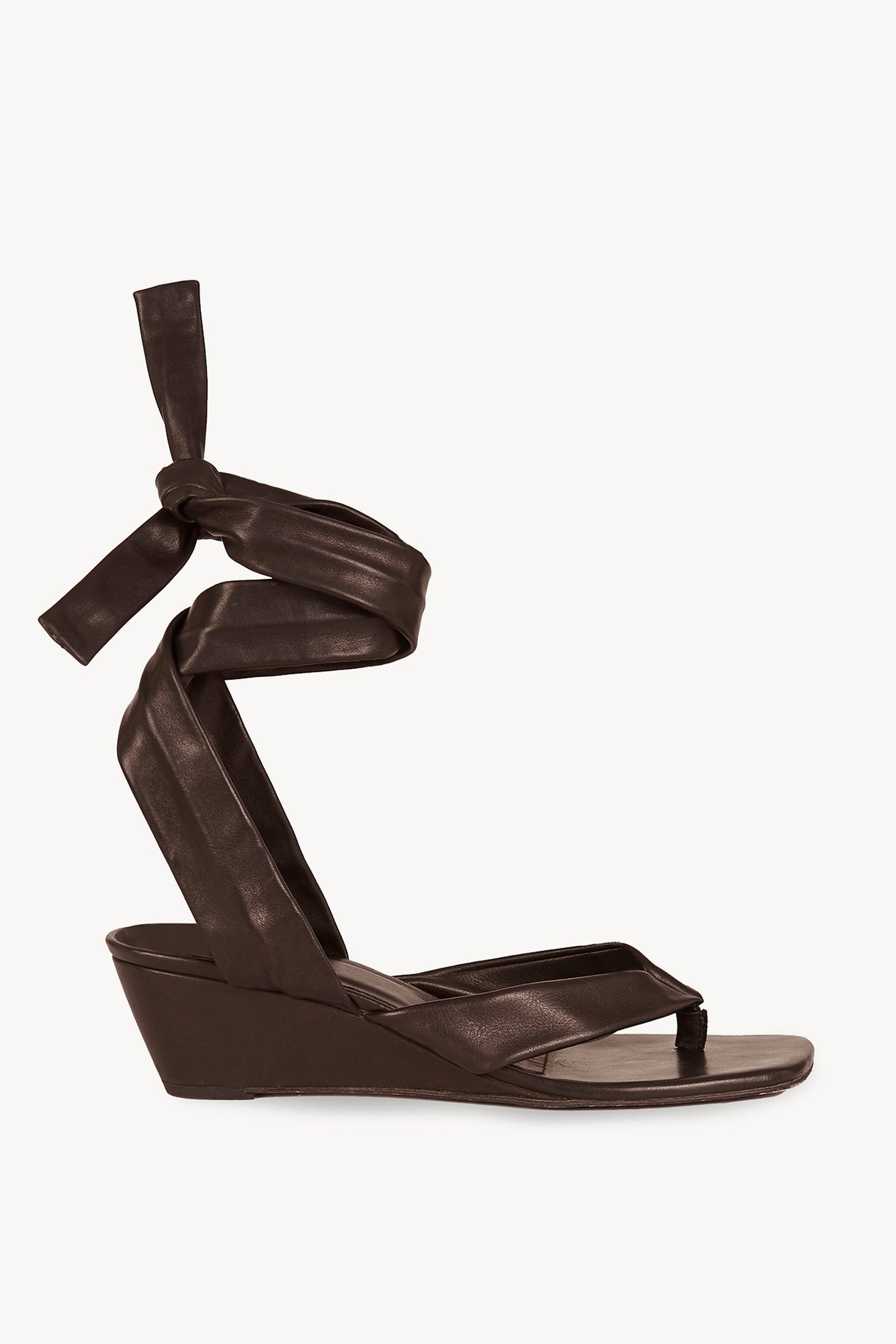 Ilia, sandalia con tiras al tobillo marron oscuro