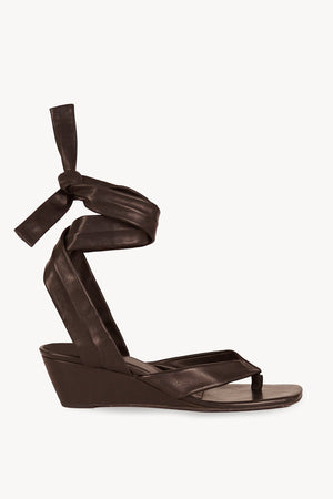 Ilia, sandalia con tiras al tobillo marron oscuro