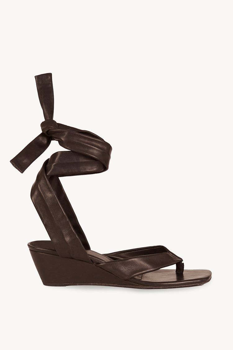 Ilia, sandalia con tiras al tobillo marron oscuro