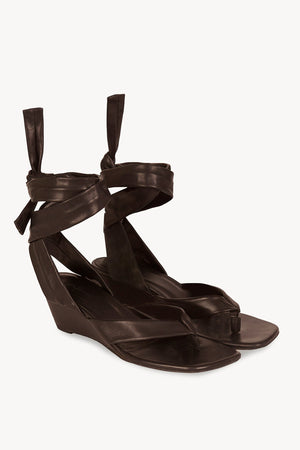 Ilia, sandalia con tiras al tobillo marron oscuro