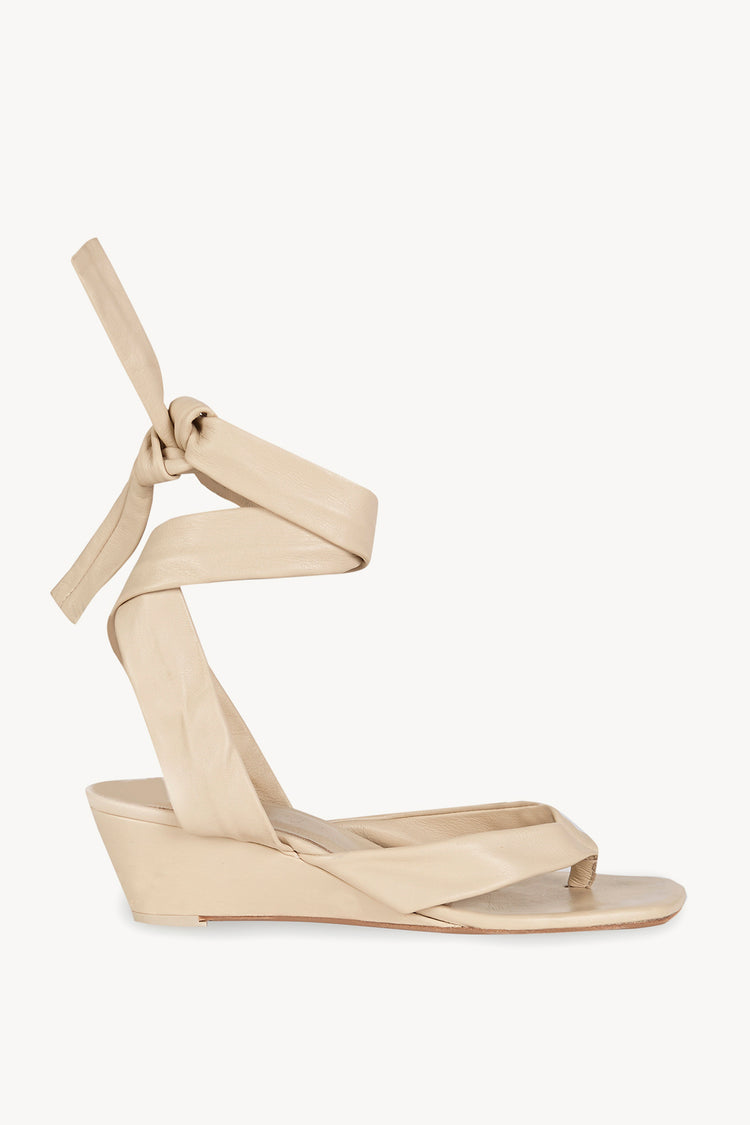 Ilia, sandalia con tiras al tobillo crudo