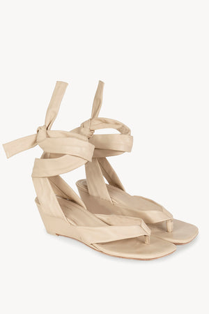 Ilia, sandalia con tiras al tobillo crudo