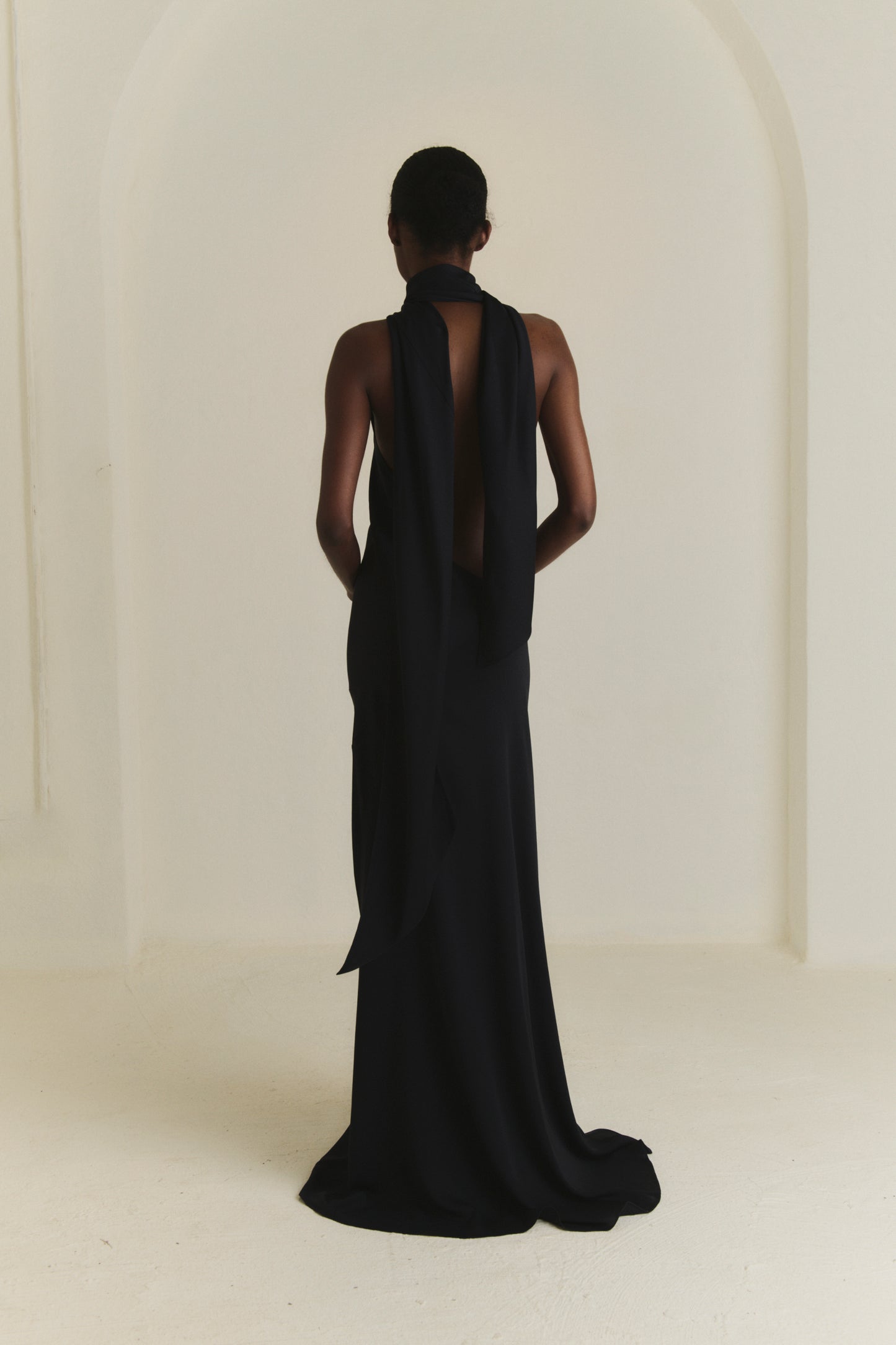 Irena, vestido halter de crepe de seda blue nero