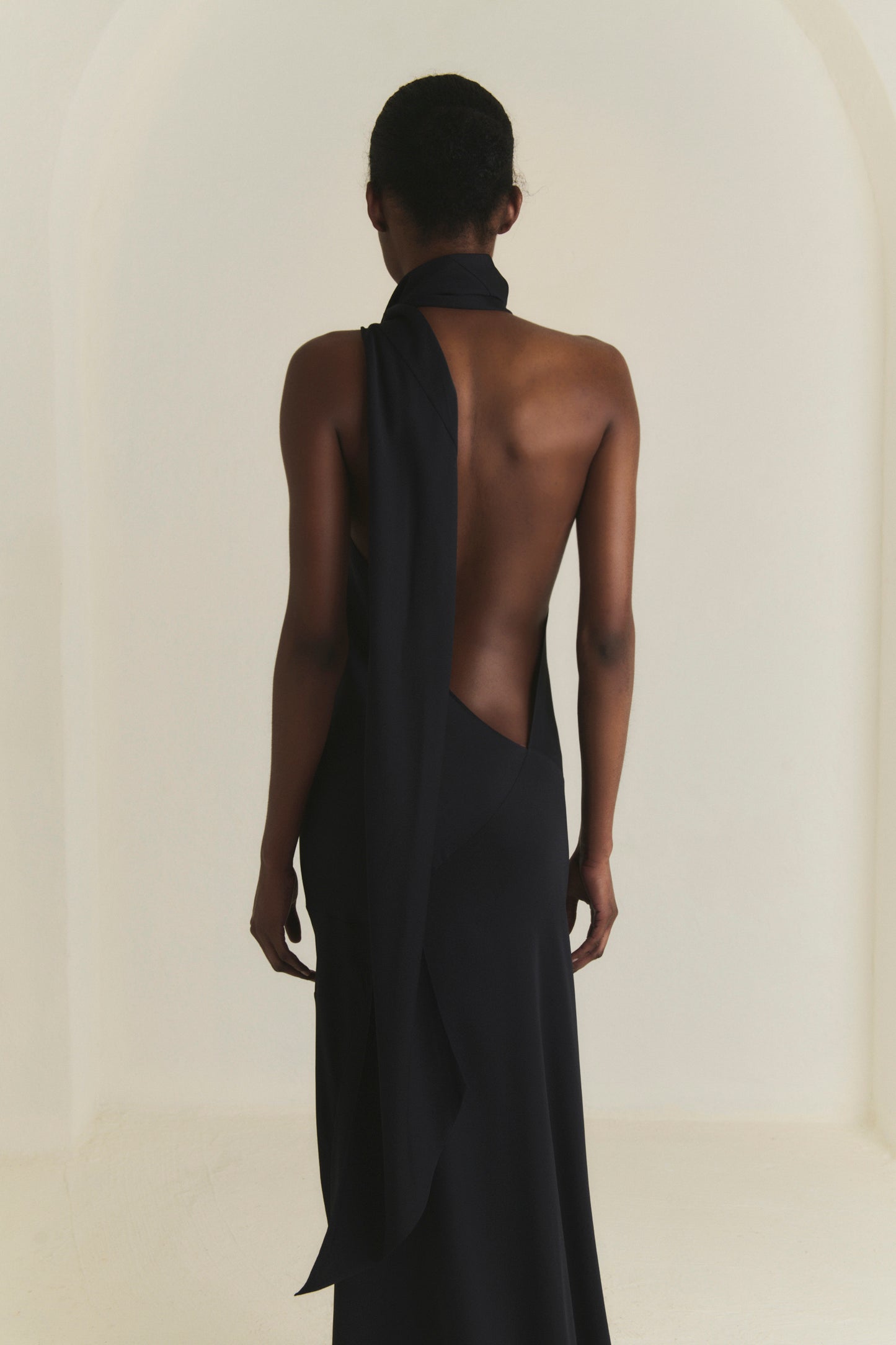Irena, vestido halter de crepe de seda blue nero