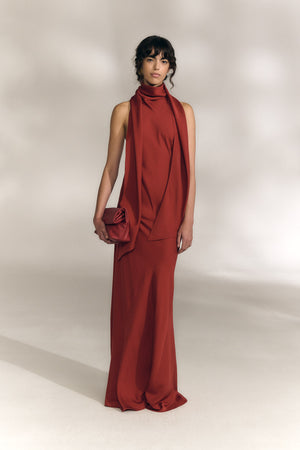 Irena, vestido halter de crepe de seda rojo carmin