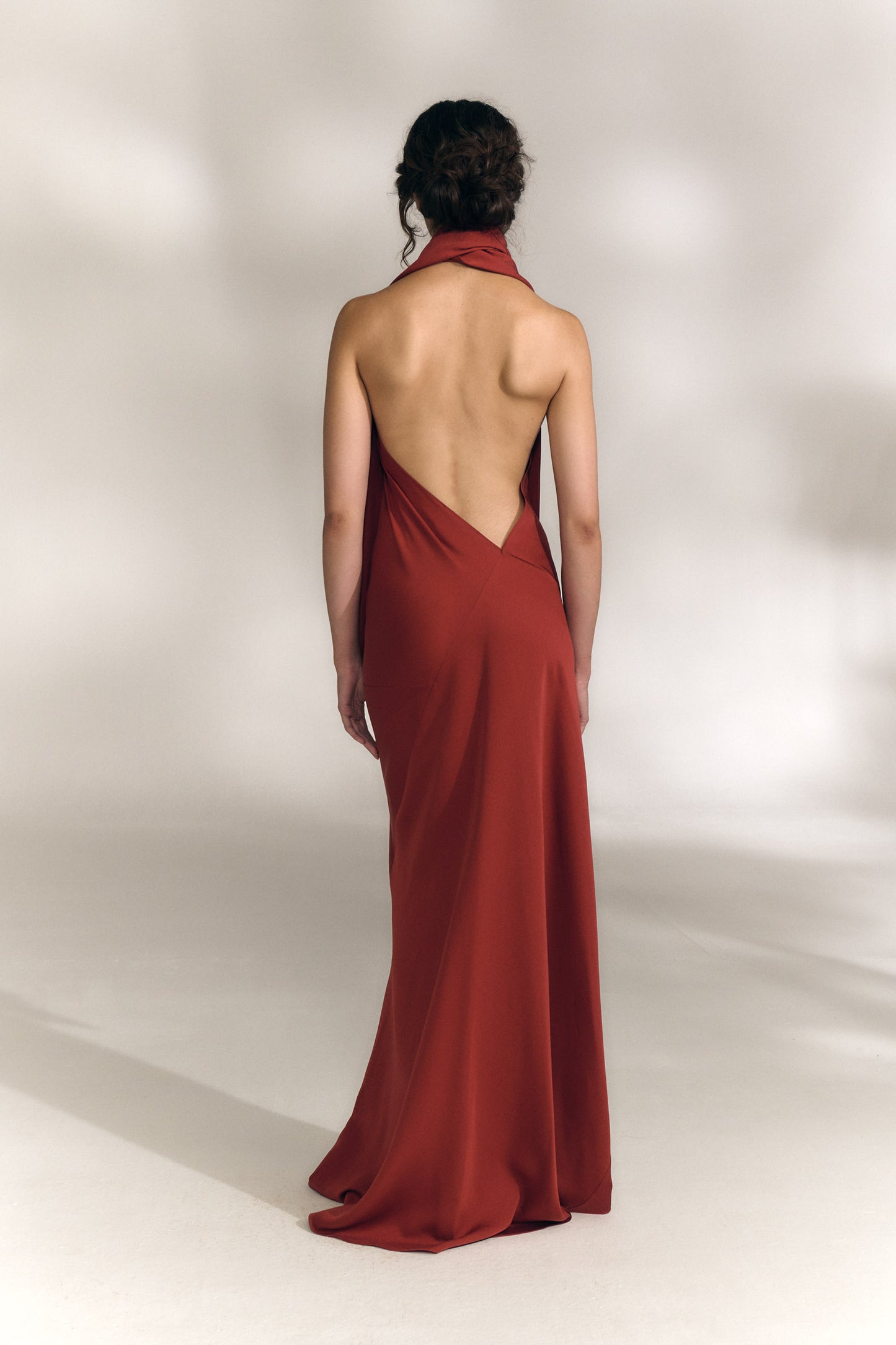 Irena, vestido halter de crepe de seda rojo carmin