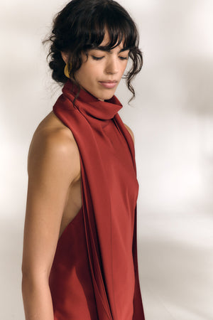 Irena, vestido halter de crepe de seda rojo carmin