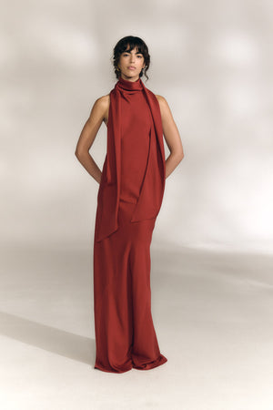 Irena, vestido halter de crepe de seda rojo carmin