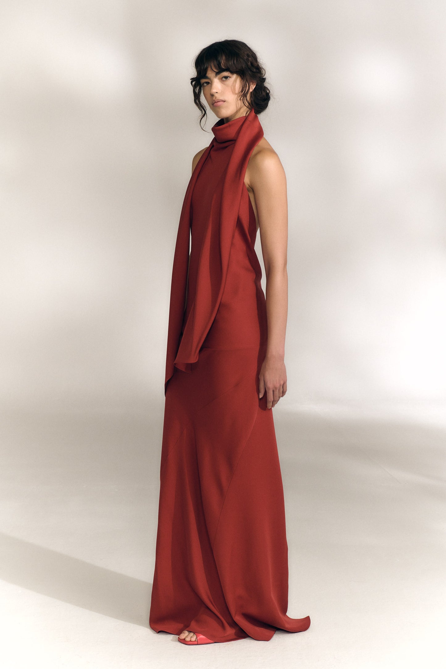 Irena, vestido halter de crepe de seda rojo carmin