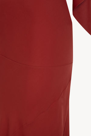 Irena, vestido halter de crepe de seda rojo carmin