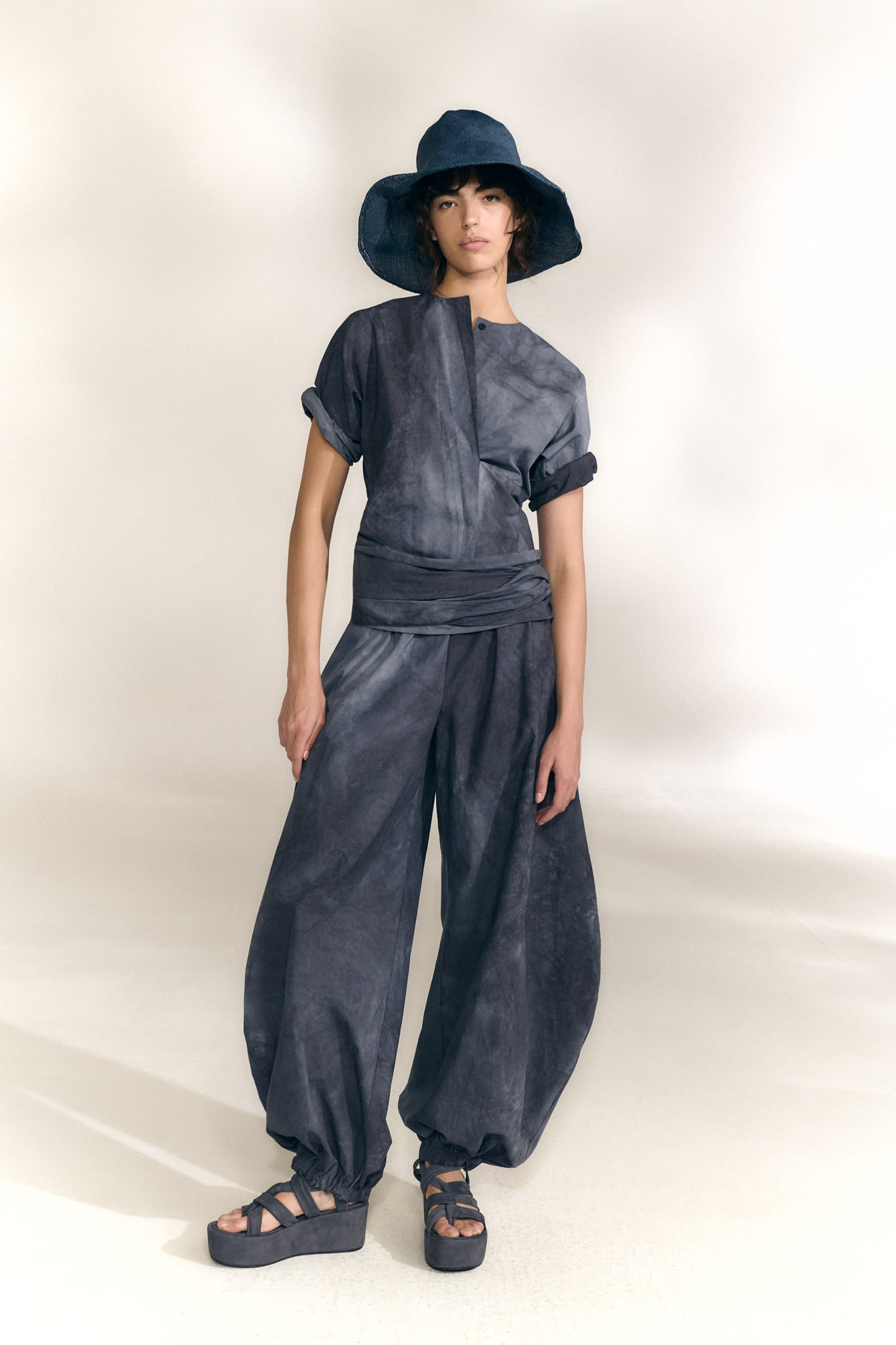 Isla, pantalon bombacho de popelin azul marino maltinto