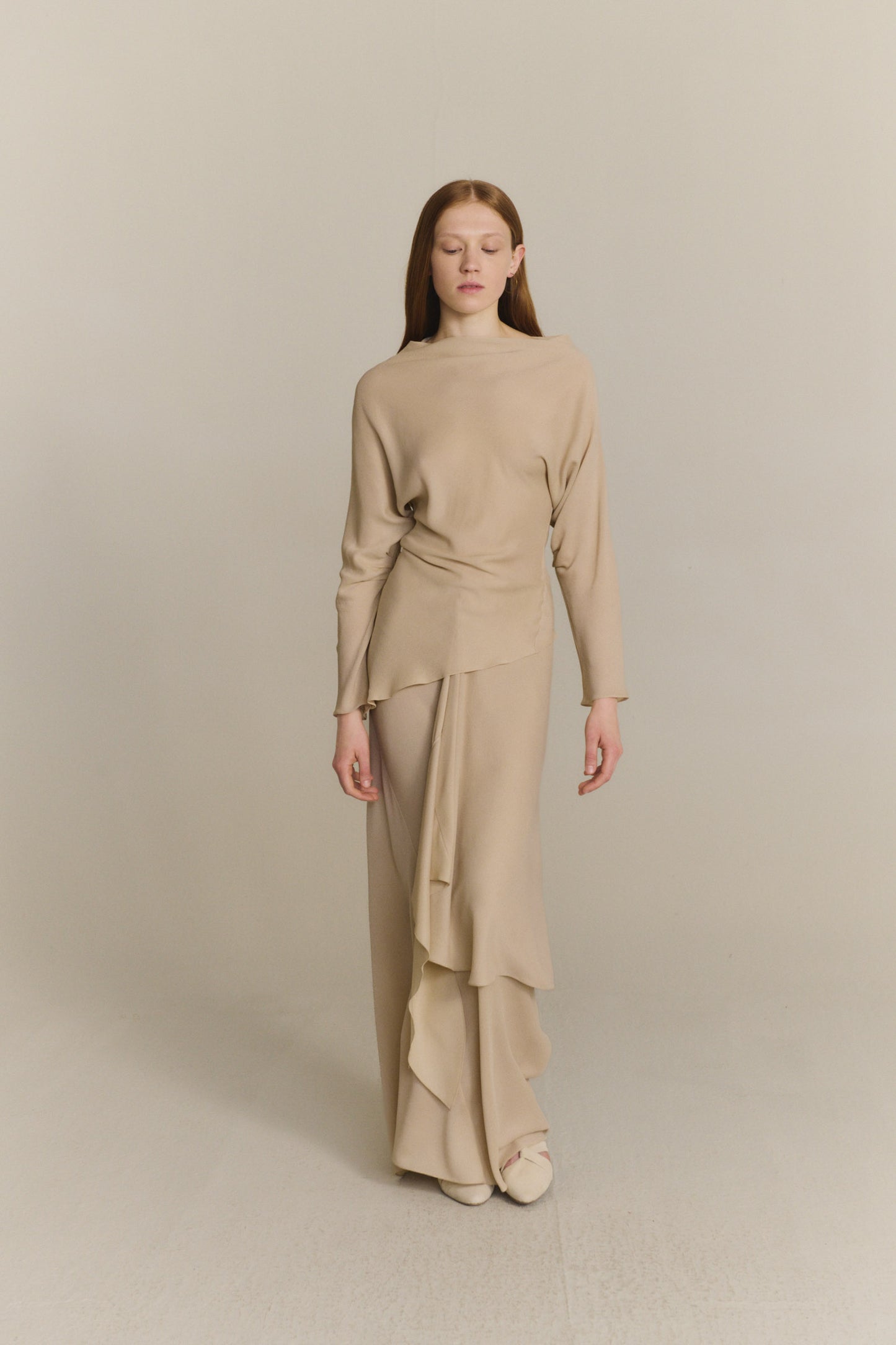 Isolde, falda asimetrica de seda beige
