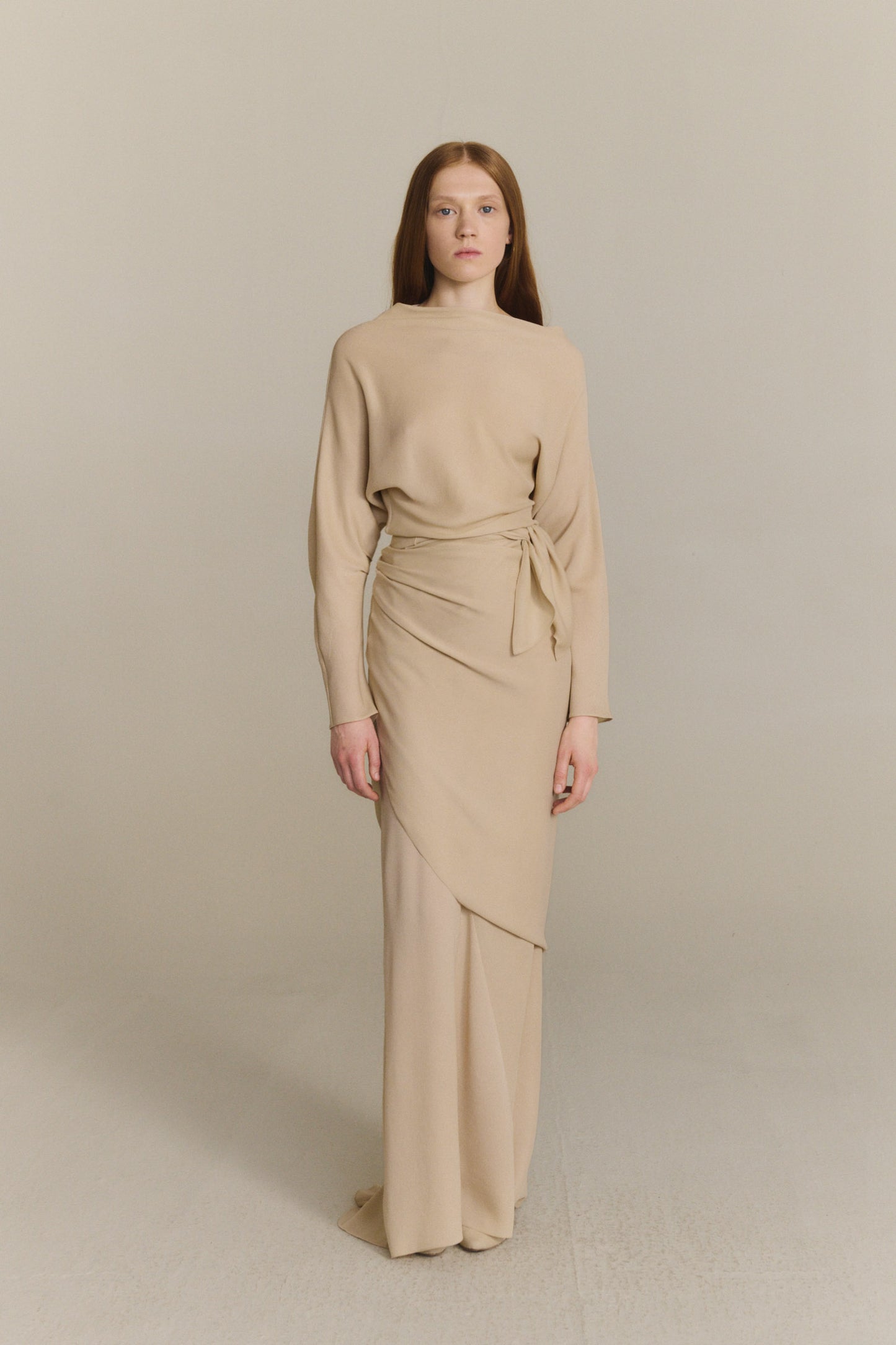 Isolde, falda asimetrica de seda beige