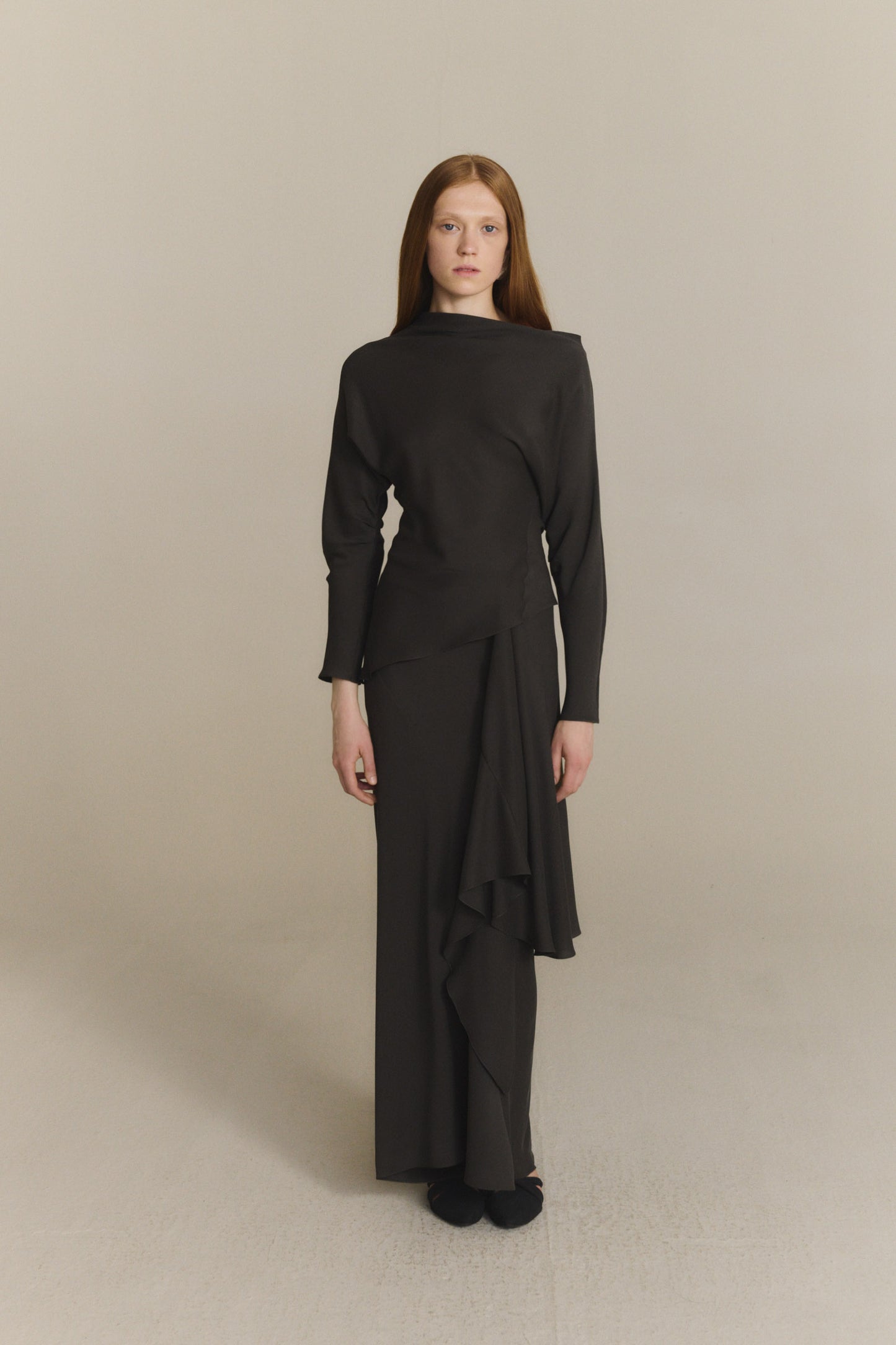 Isolde, falda asimetrica de seda gris oscuro