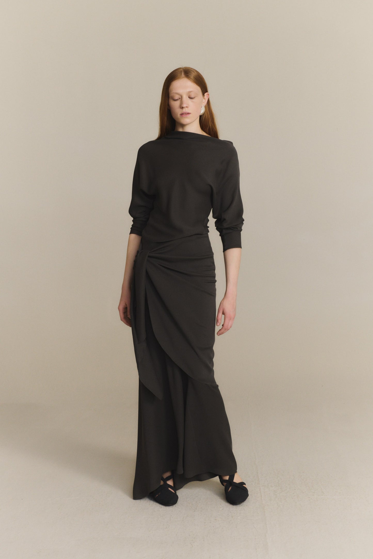 Isolde, falda asimetrica de seda gris oscuro