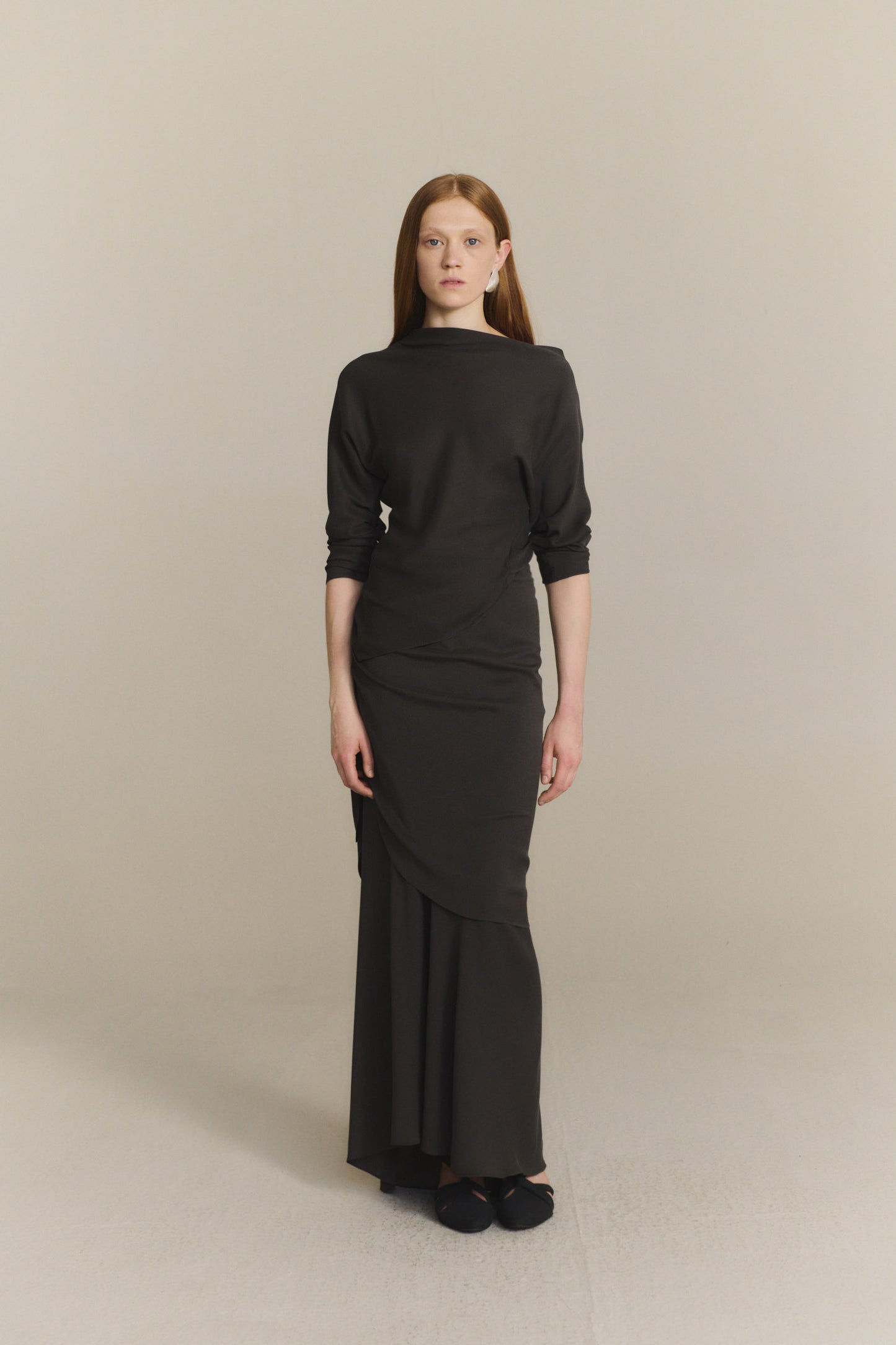 Isolde, falda asimetrica de seda gris oscuro