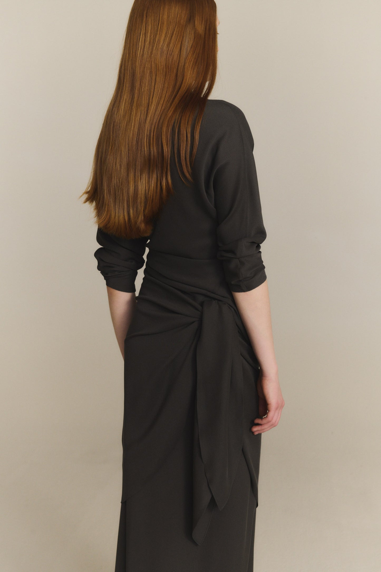 Isolde, top de seda gris oscuro