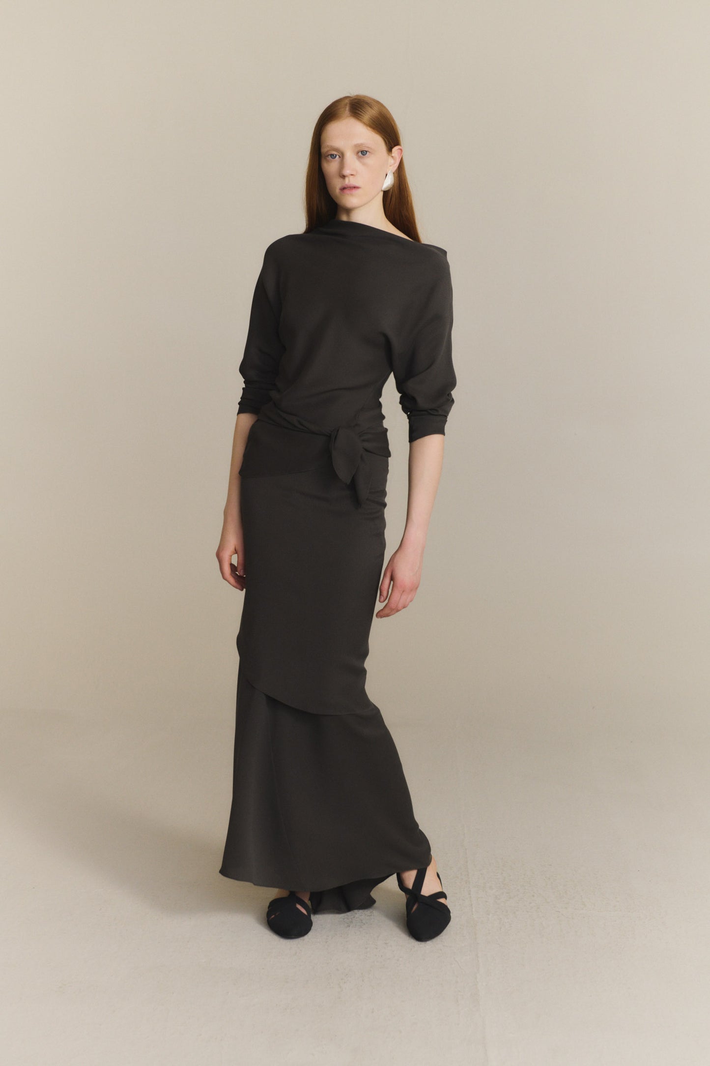 Isolde, falda asimetrica de seda gris oscuro