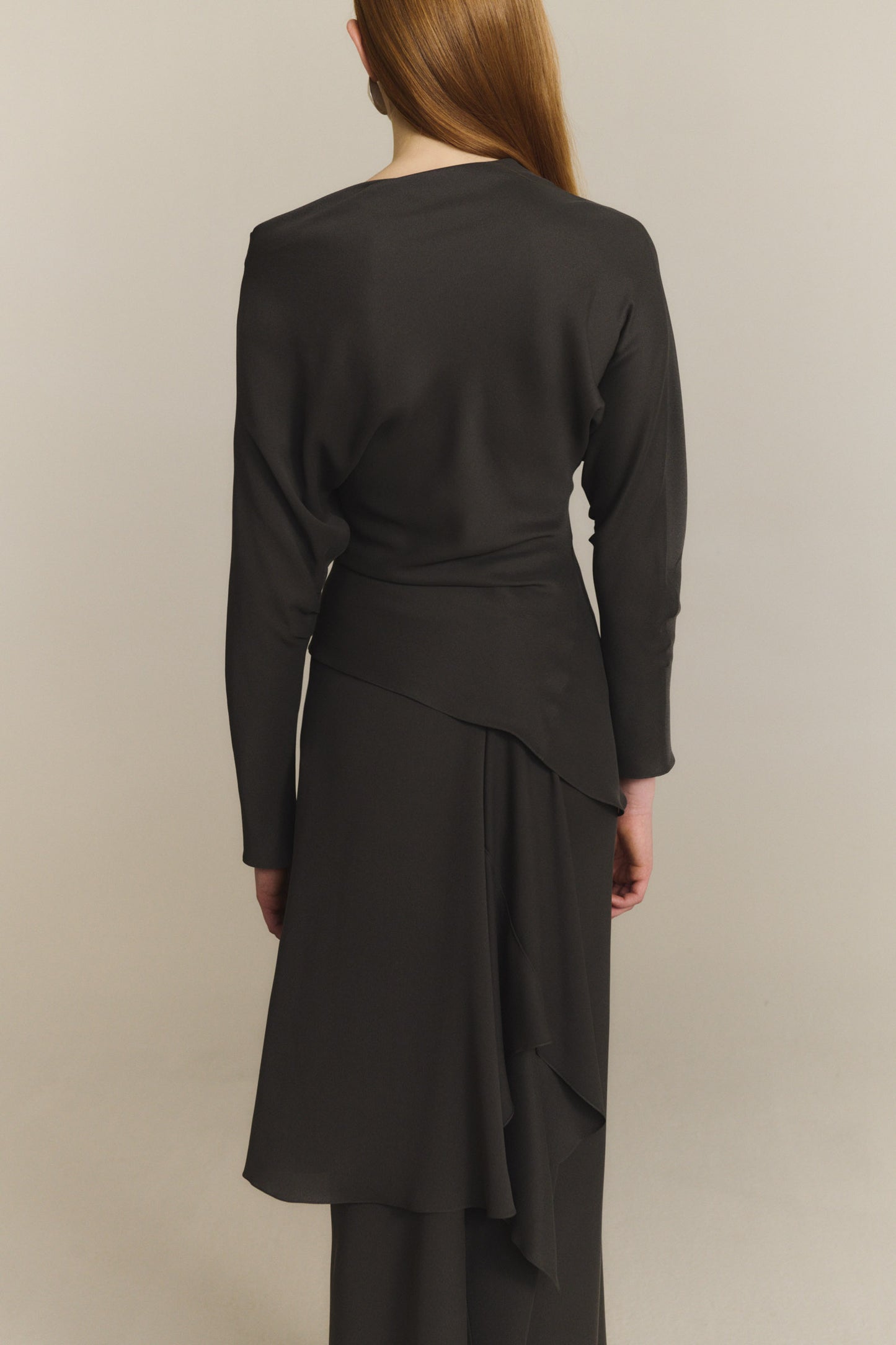 Isolde, top de seda gris oscuro