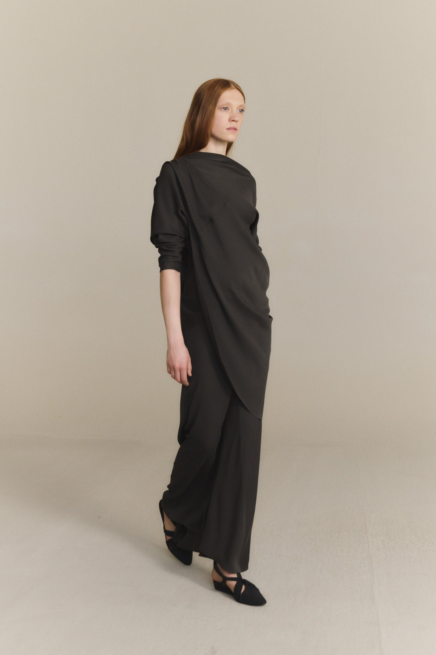 Isolde, falda asimetrica de seda gris oscuro