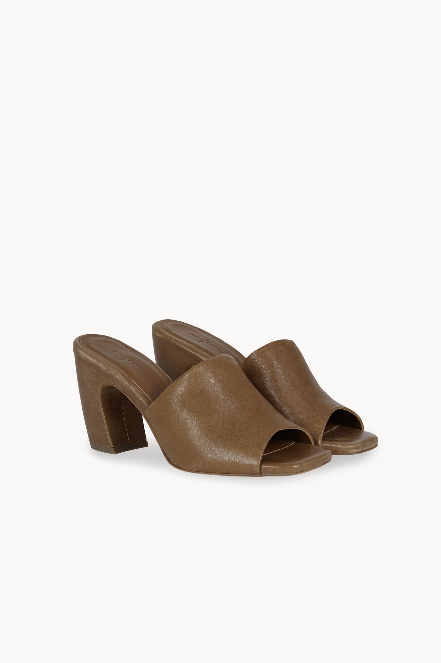 Janis, mules de piel kaki