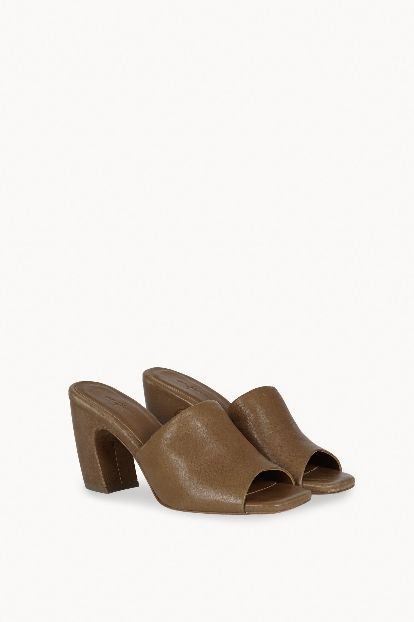 Janis, mules de piel kaki