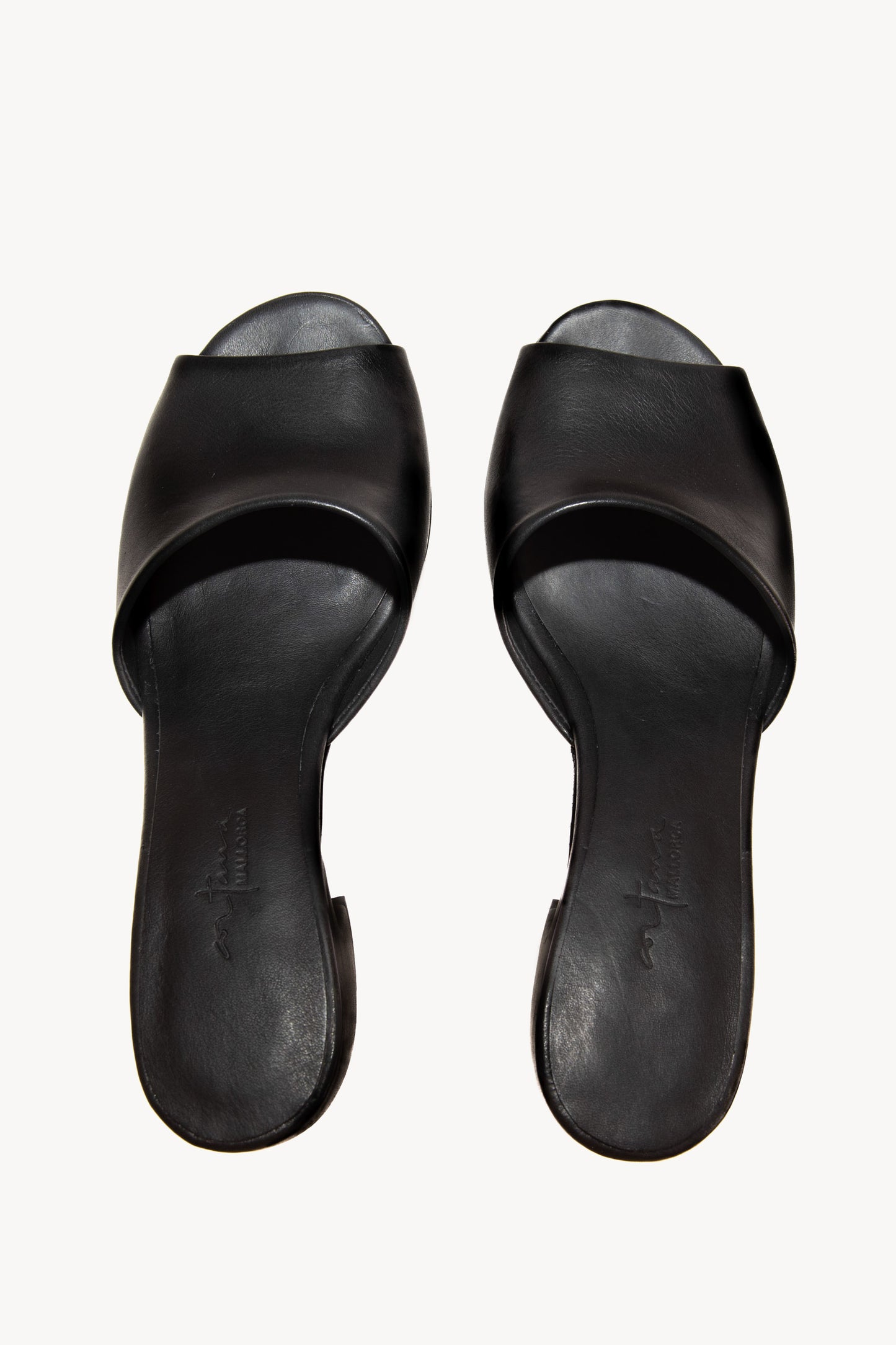 Juno, sandalia negra