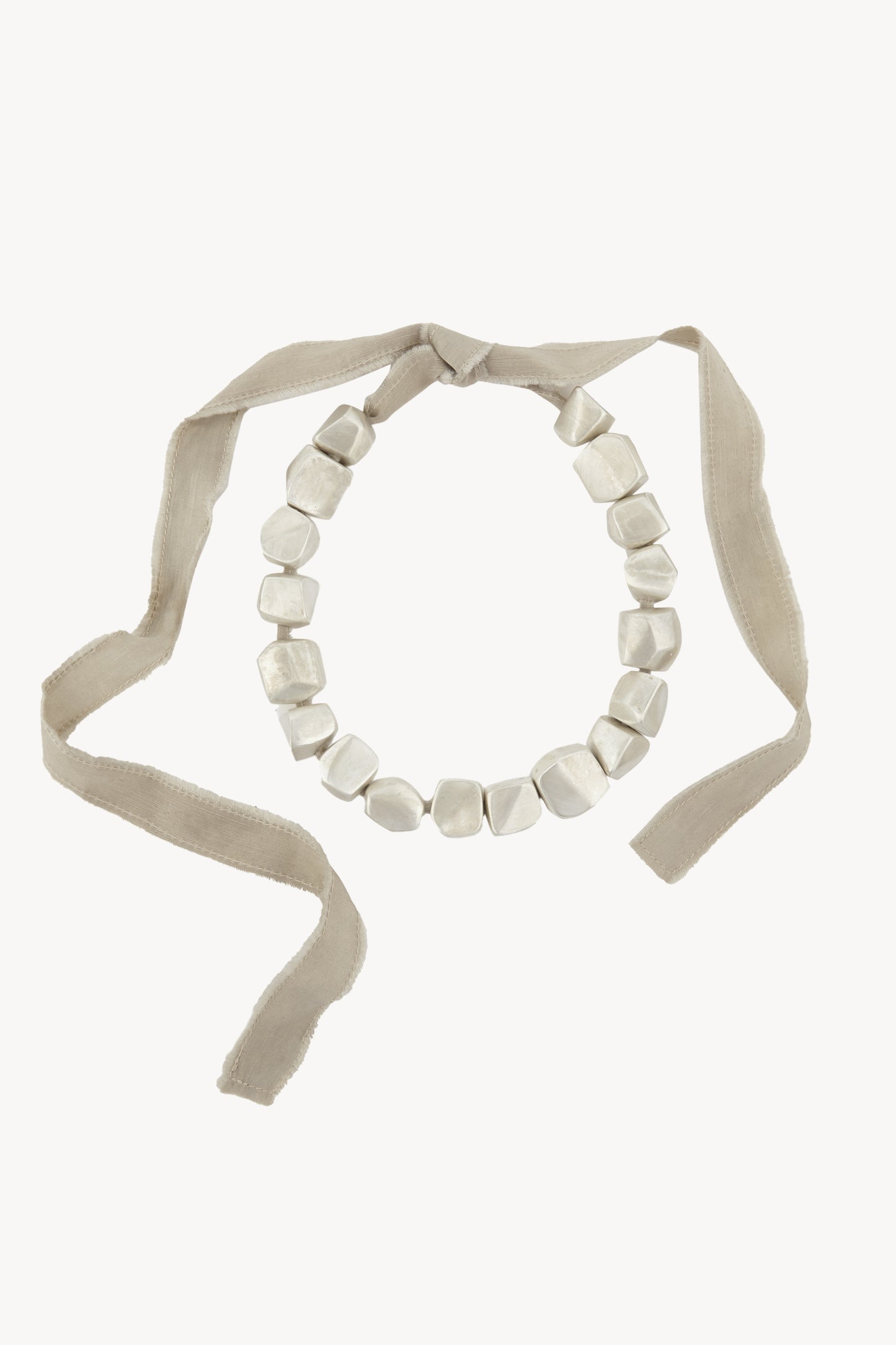 Lapis, collar en plata y seda