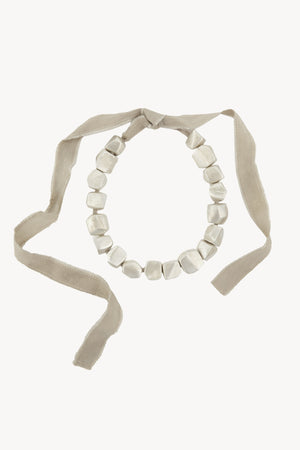 Lapis, collar en plata y seda