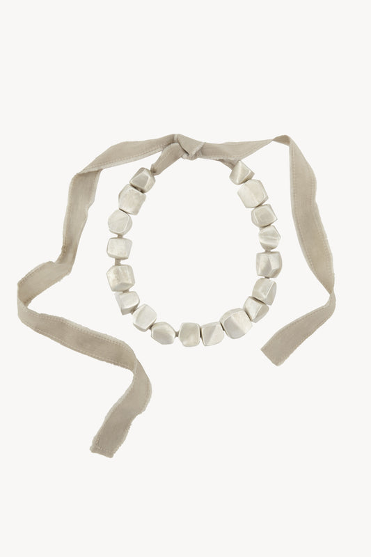 Lapis, collar en plata y seda